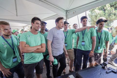 Elon Musk praat met hyperloop-team TU Delft