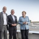 Dieter Zetsche, Thomas Strobl en Angela Merkel. FOTO Daimler